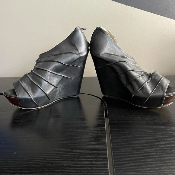 Messeca New York Cecilia Black Leather Platform Wedges. 9.5 - Picture 2 of 16
